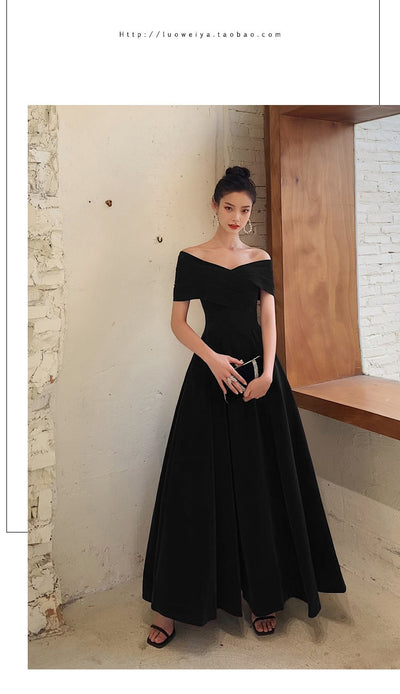 Karen | Schwarzes, figurbetontes Off-Shoulder Abendkleid