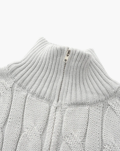 Lässiger gestrickter herrenpullover mit halbem reißverschluss