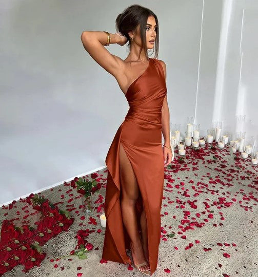 Emily – slim-fit-maxikleid aus satin mit schrägen schultern und schlitzen