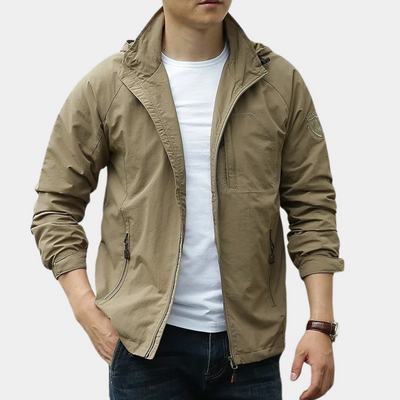 Leichte herren-outdoorjacke mit kapuze und sportlichem design