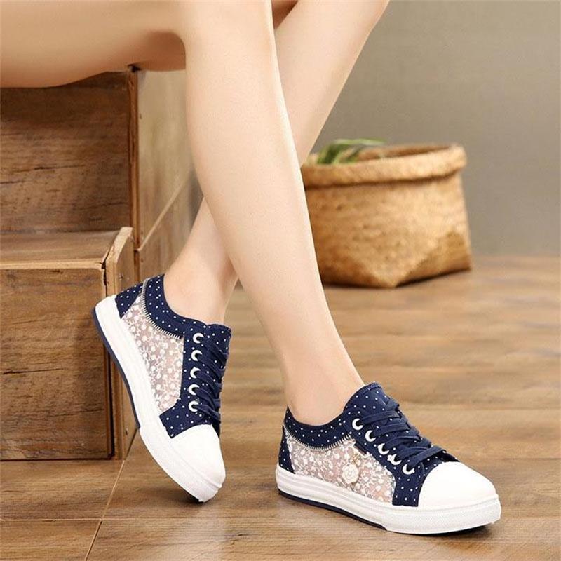 Denim Sneakers mit Spitze