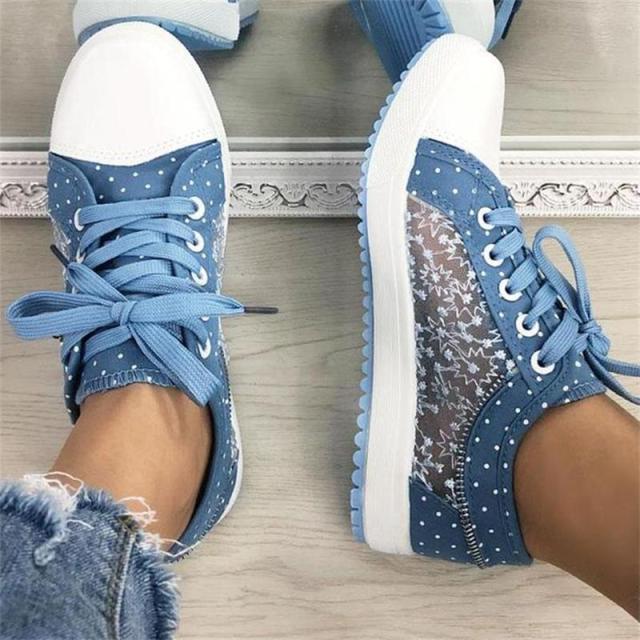 Denim Sneakers mit Spitze