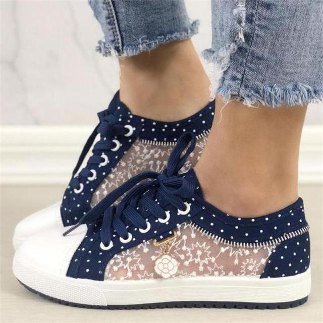 Denim Sneakers mit Spitze